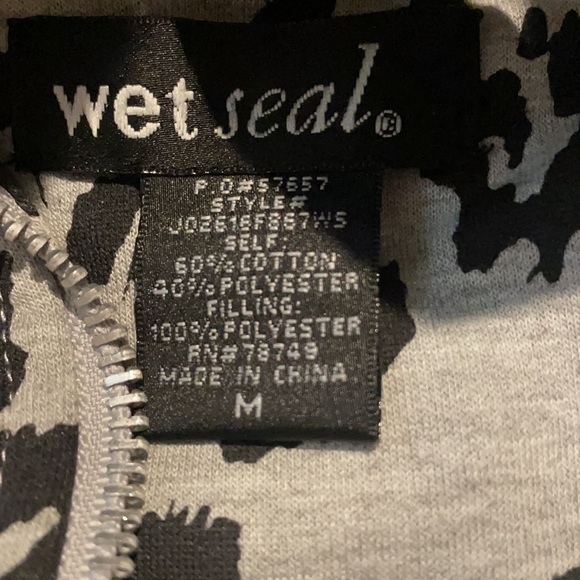 Gray animal print vest size medium never worn with hood - Picture 2 of 2